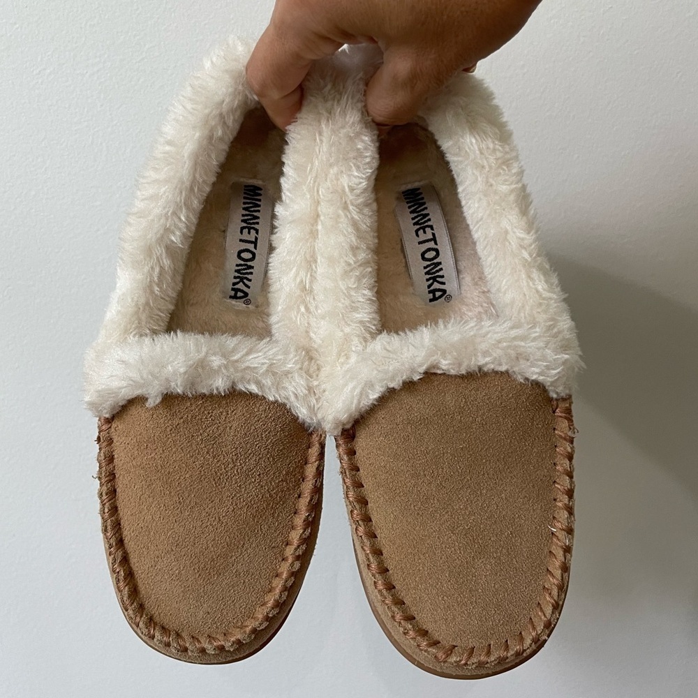 Minnetonka Women's Tan Suede Slippers